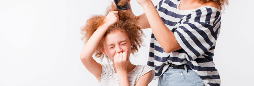 démêler les cheveux bouclés